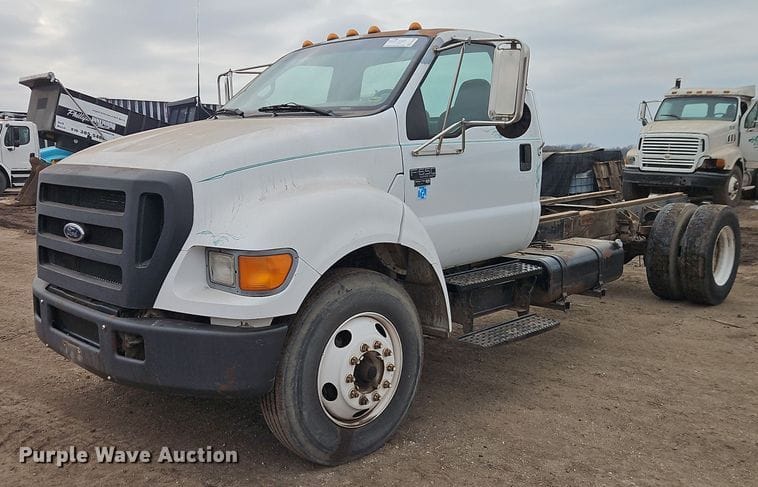 2004 Ford F-650 Equipment Image0