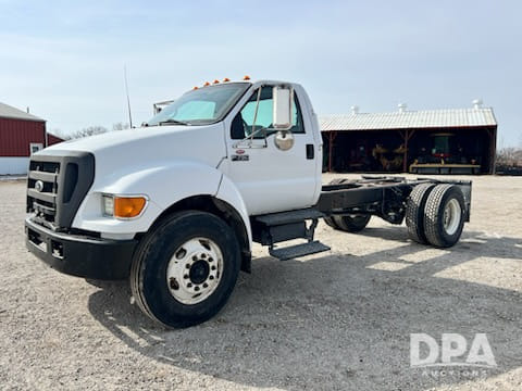 2004 Ford F-750 Equipment Image0