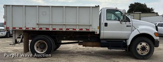 Image of Ford F-750 equipment image 3