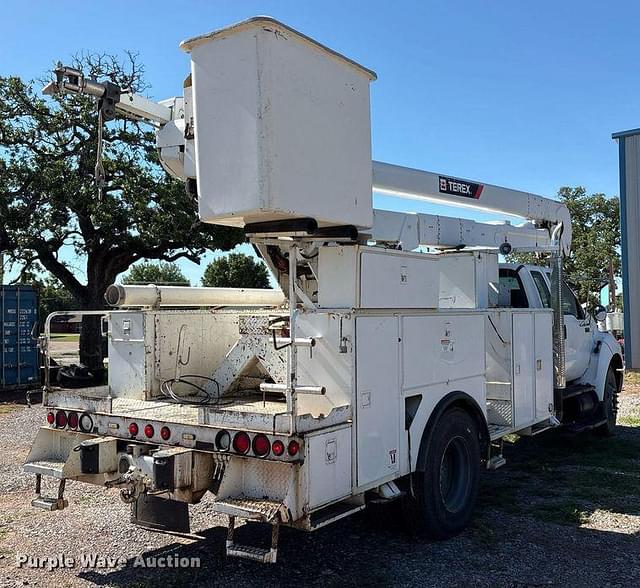 Image of Ford F-750 equipment image 4