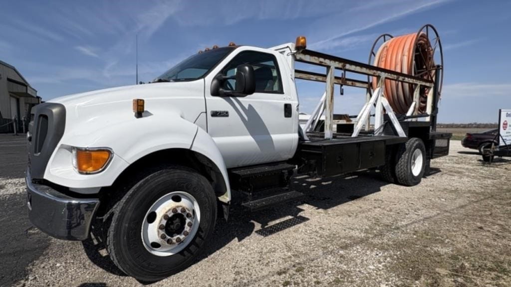 2004 Ford F-750 Equipment Image0
