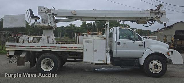 Image of Ford F-750 equipment image 3