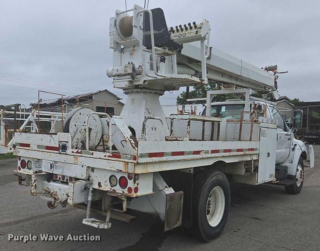 Image of Ford F-750 equipment image 4