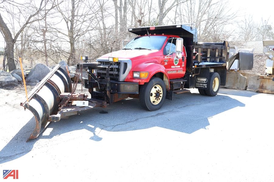 2004 Ford F-750 Equipment Image0