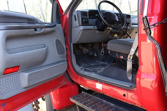 Image of Ford F-750 equipment image 4