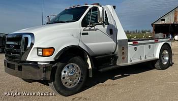 2004 Ford F-750 Equipment Image0