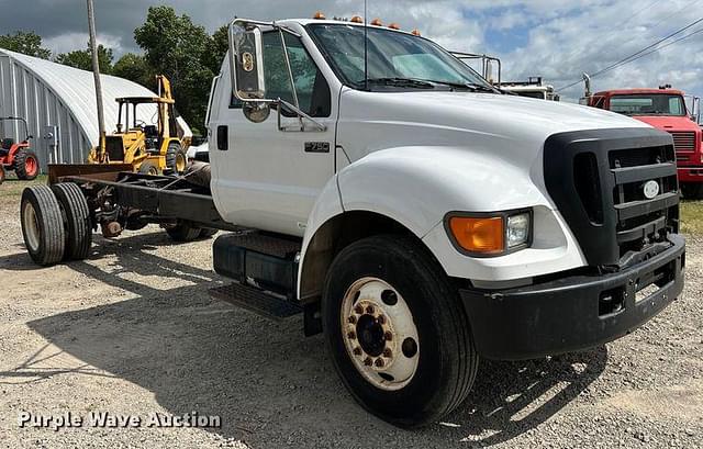 Image of Ford F-750 equipment image 2