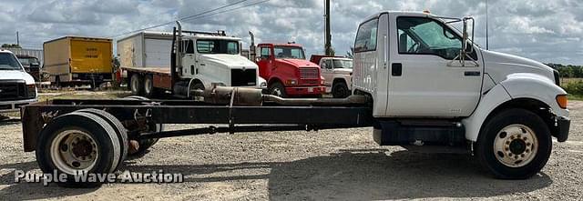 Image of Ford F-750 equipment image 3