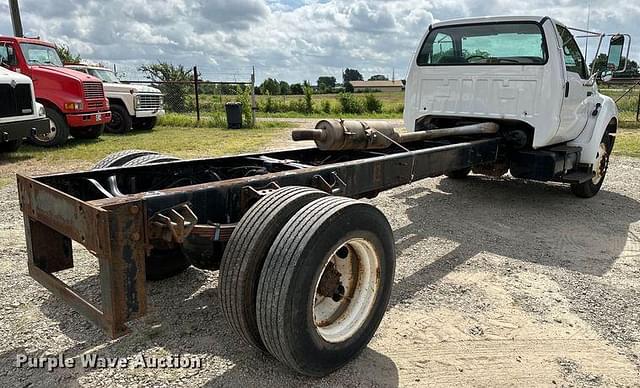 Image of Ford F-750 equipment image 4