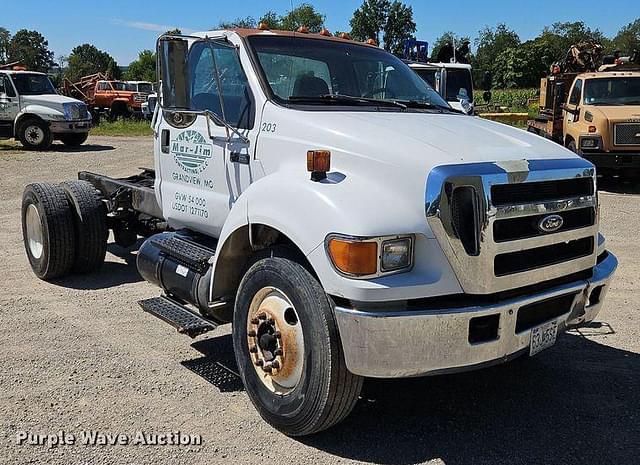 Image of Ford F-750 equipment image 2