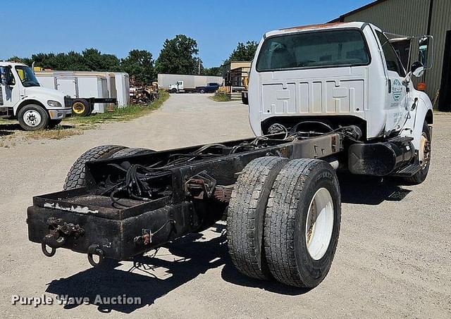 Image of Ford F-750 equipment image 4