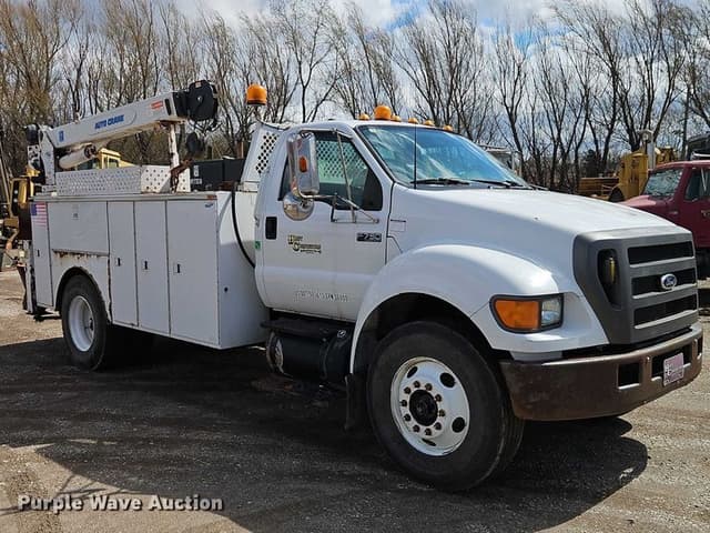 Image of Ford F-750 equipment image 2