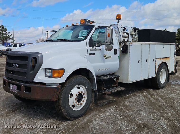 2004 Ford F-750 Equipment Image0
