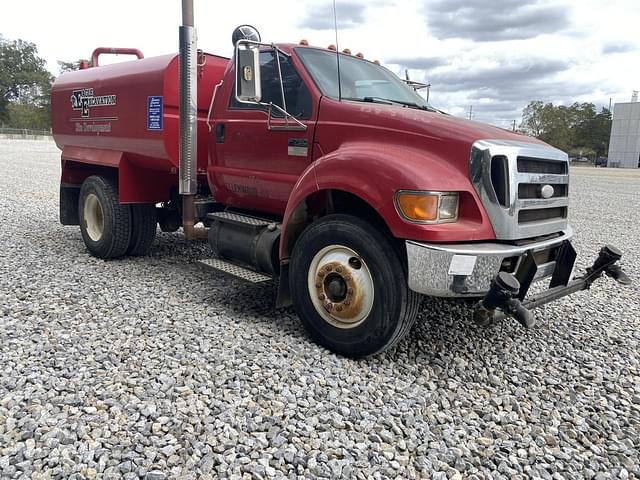 Image of Ford F-750 equipment image 3