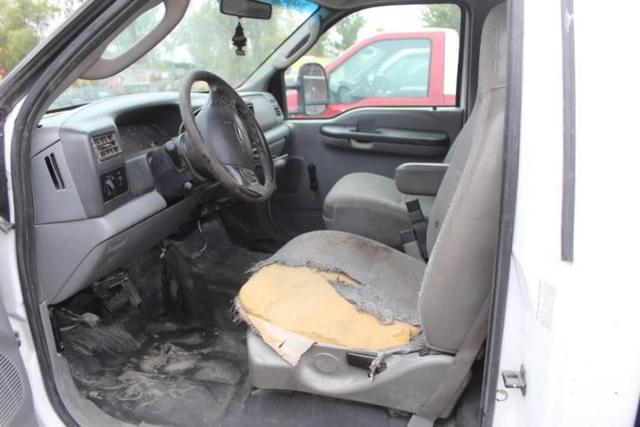 Image of Ford F-350 equipment image 4