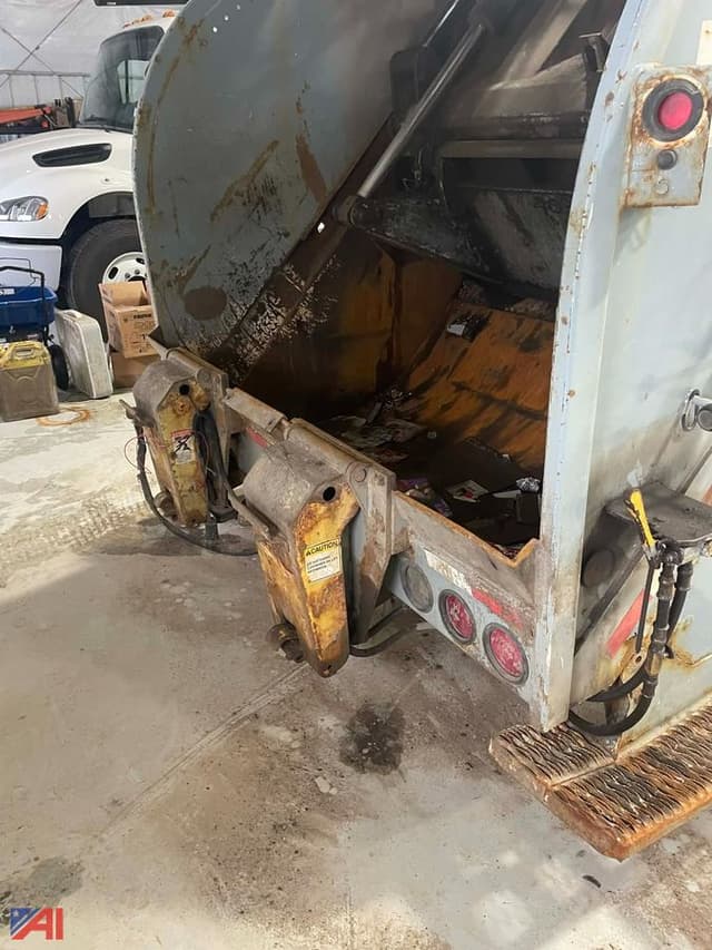 Image of Freightliner 16M equipment image 3