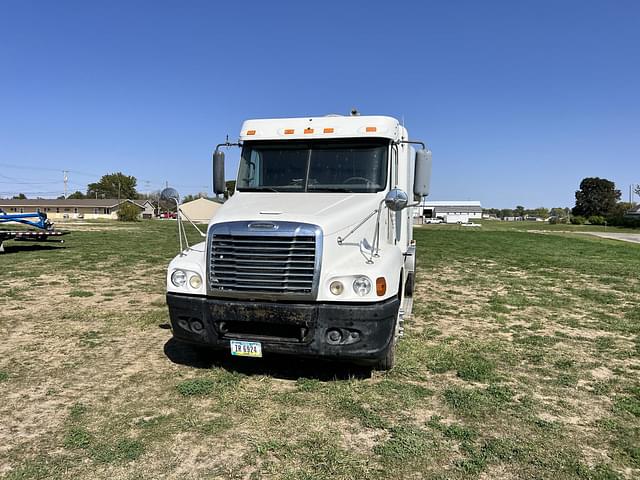 Image of Freightliner Century 120 equipment image 2