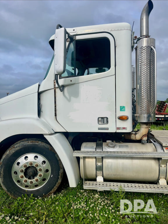 2004 Freightliner Century Equipment Image0