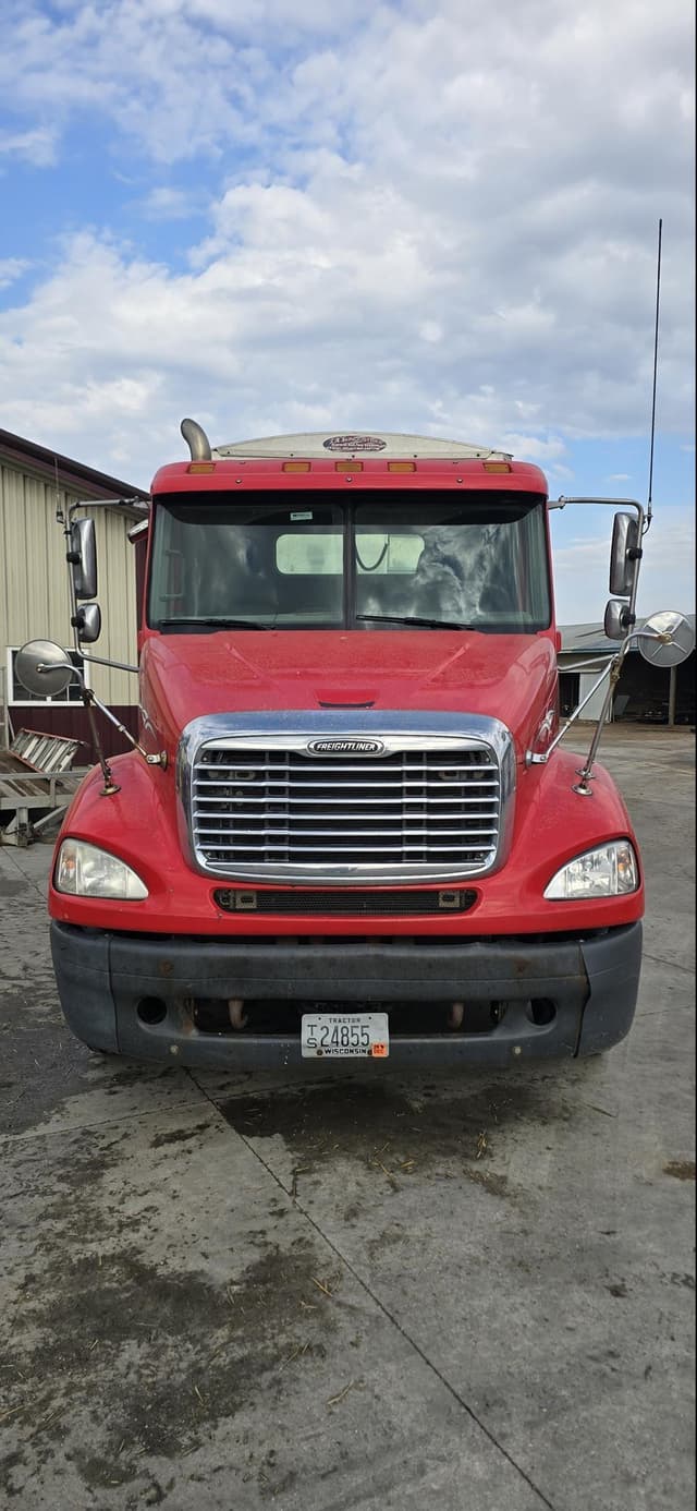 Image of Freightliner Columbia 112 equipment image 2