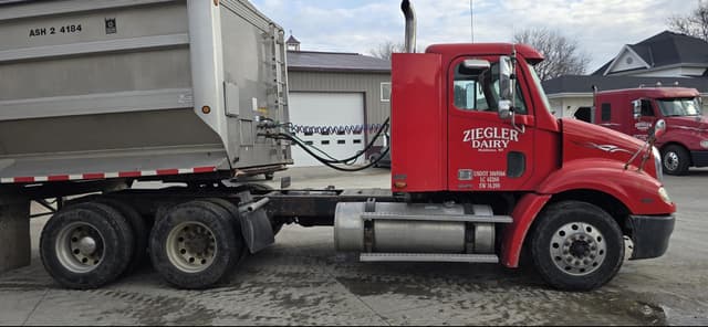 Image of Freightliner Columbia 112 equipment image 4