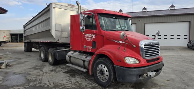 Image of Freightliner Columbia 112 equipment image 3