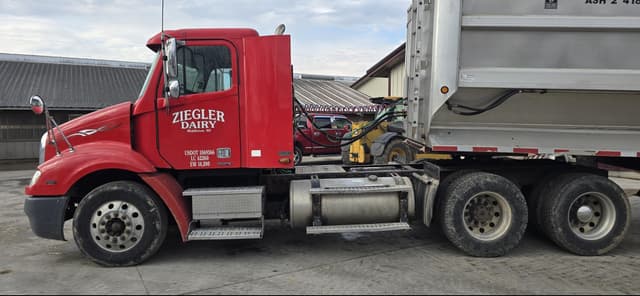 Image of Freightliner Columbia 112 equipment image 1