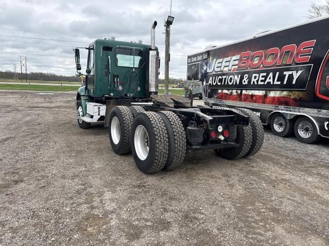 Image of Freightliner Columbia 112 equipment image 2