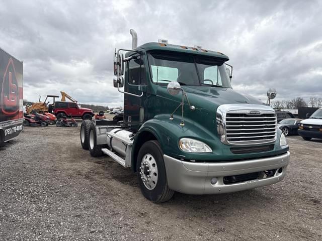 Image of Freightliner Columbia 112 equipment image 4