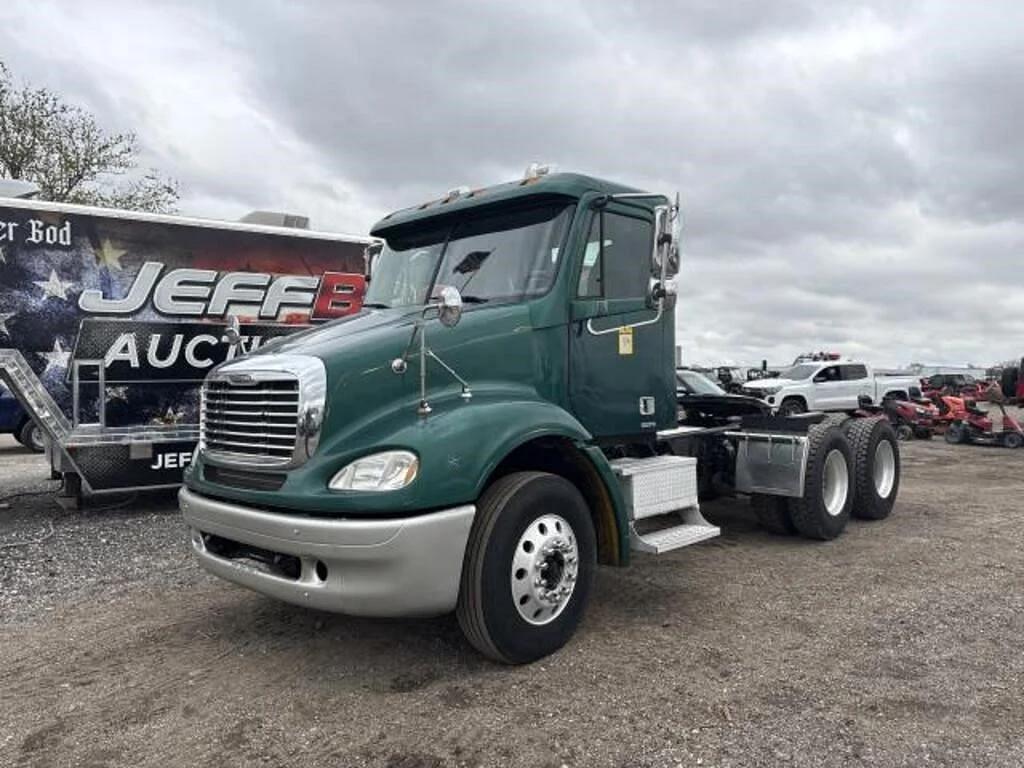 Image of Freightliner Columbia 112 Primary image