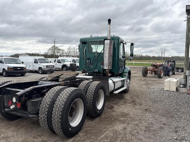Image of Freightliner Columbia 112 equipment image 3