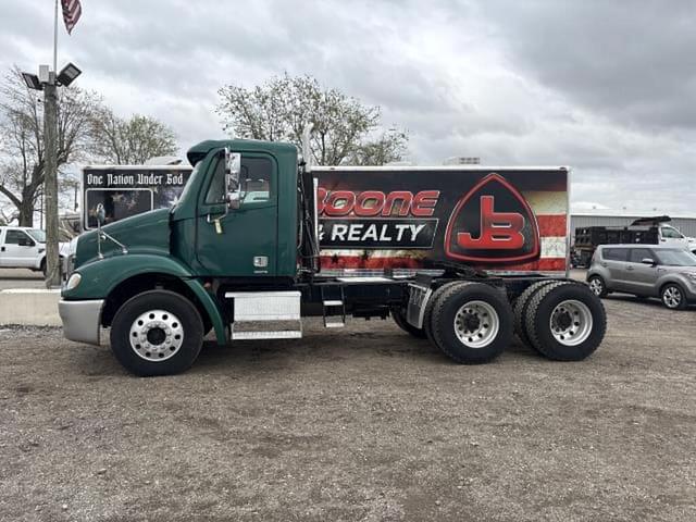 Image of Freightliner Columbia 112 equipment image 1