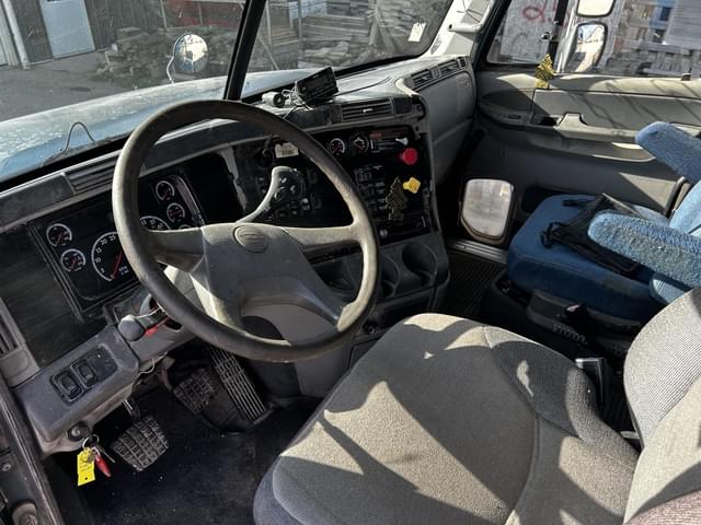 Image of Freightliner Columbia 120 equipment image 2