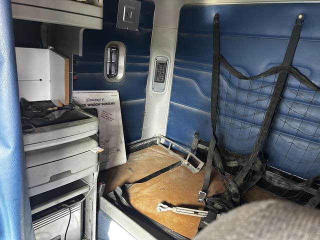 Image of Freightliner Columbia 120 equipment image 4