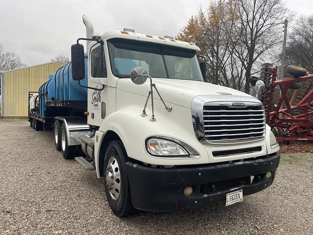 Image of Freightliner Columbia 120 equipment image 4