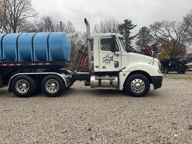 Image of Freightliner Columbia 120 equipment image 1