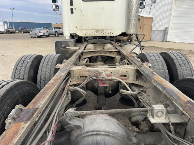 Image of Freightliner Columbia 120 equipment image 3