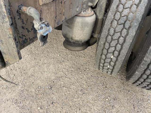 Image of Freightliner Columbia 120 equipment image 4