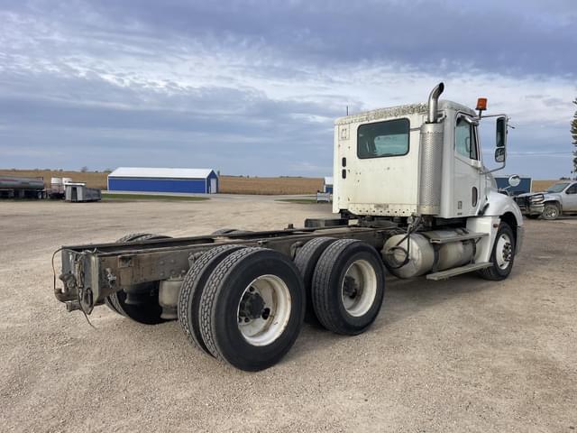 Image of Freightliner Columbia 120 equipment image 2