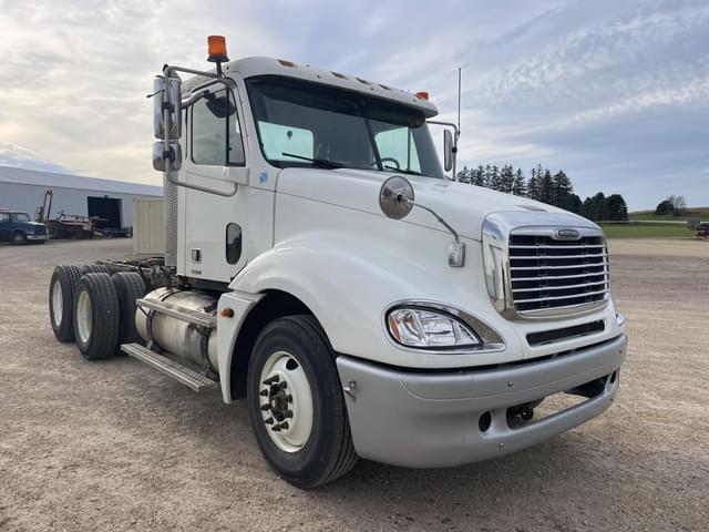 Image of Freightliner Columbia 120 equipment image 1