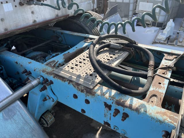 Image of Freightliner Columbia 120 equipment image 4