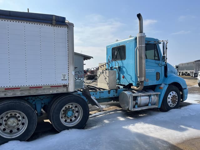 Image of Freightliner Columbia 120 equipment image 2