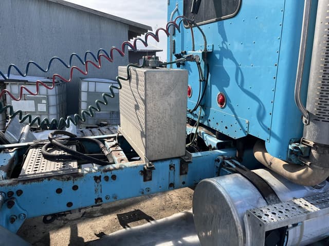 Image of Freightliner Columbia 120 equipment image 3