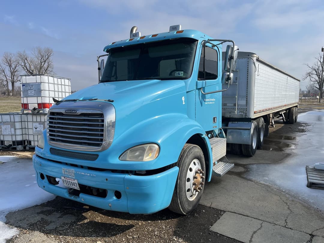 Image of Freightliner Columbia 120 Primary image