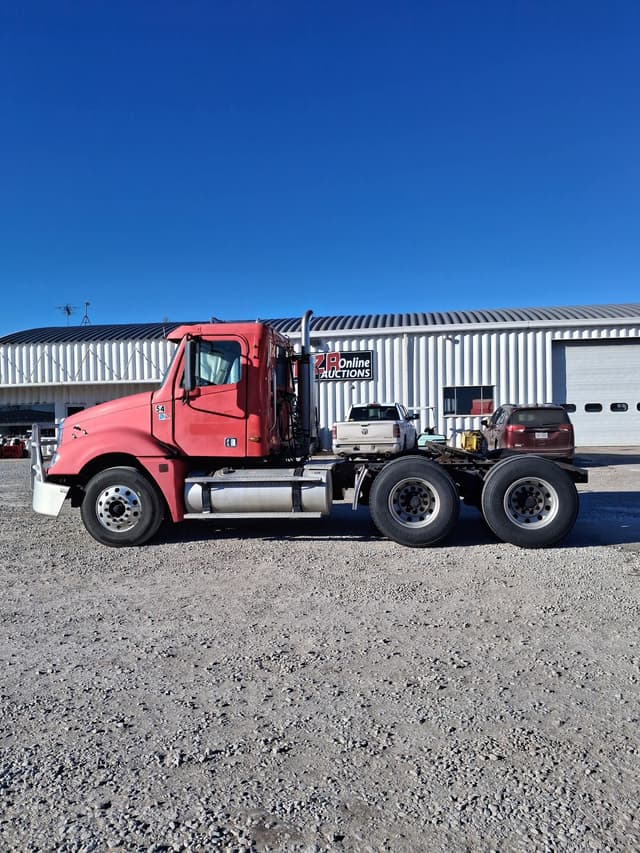 Image of Freightliner Columbia 120 equipment image 3