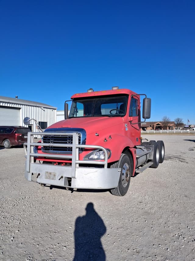 Image of Freightliner Columbia 120 equipment image 2