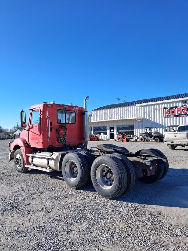 Image of Freightliner Columbia 120 equipment image 4