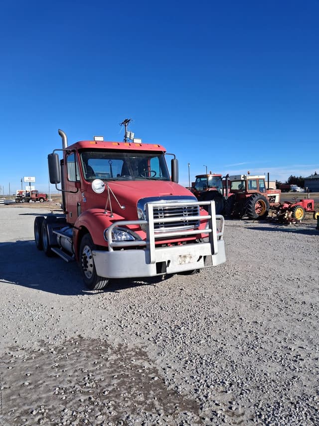 Image of Freightliner Columbia 120 equipment image 1