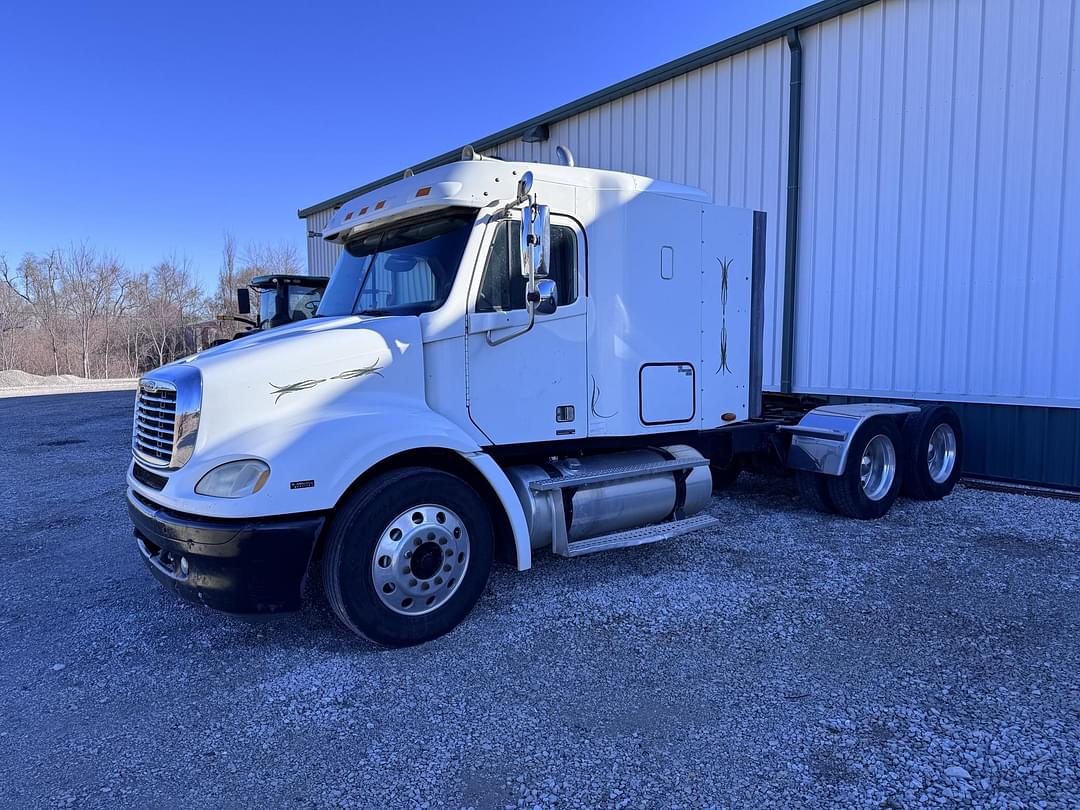 Image of Freightliner Columbia 120 Image 0