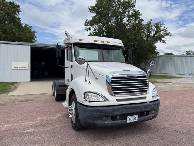 Image of Freightliner Columbia 120 equipment image 2