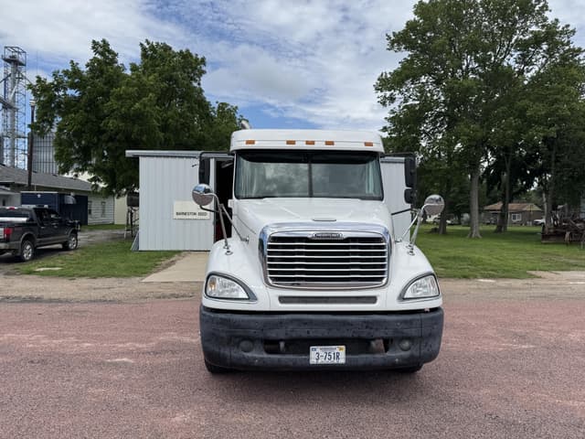 Image of Freightliner Columbia 120 equipment image 1